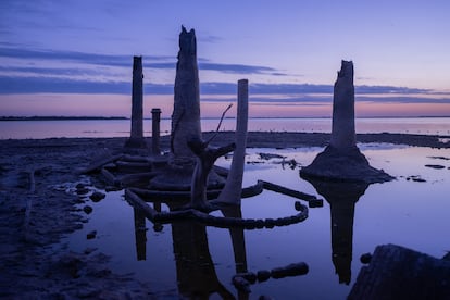 Las ruinas de un Hotel quedan expuestas por la bajante extrema de la laguna.