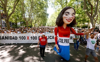 Cabecera de la manifestación que partió desde Atocha, encabezada por un muñeco representando a la presidenta de la Comunidad de Madrid, Isabel Díaz Ayuso.