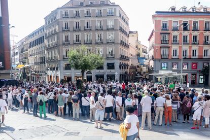 Varias personas se manifiestan por la Sanidad Pública y contra los recortes en la plaza del Callao, el pasado 18 de septiembre.