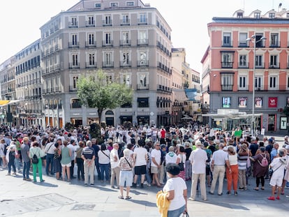 Varias personas se manifiestan por la Sanidad Pública y contra los recortes en la plaza del Callao, el pasado 18 de septiembre.