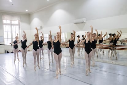 Estudiantes de la Escuela de Ballet del Municipal de Santiago.