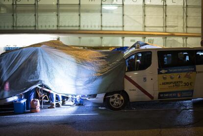 Taxi drivers prepare to spend the night in their vehicles at Ifema.