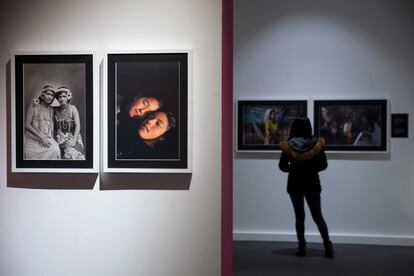 Una mujer visita la exposición 'Women, un siglo de cambio', dedicada a la vida de las mujeres a través del archivo de National Geographic, en el Patio Andaluz del Palacio de Gaviria en Madrid, este martes.