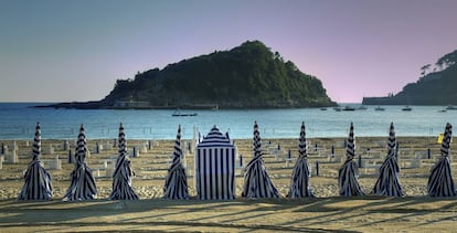 La isla de Santa Clara, frente a la playa de Ondarreta, en San Sebastián (Gipuzkoa).