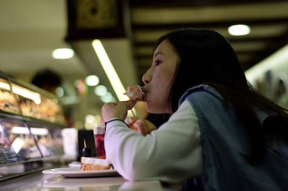 Una noia menjant-se un pintxo a la Maitea Taberna.
