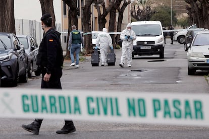 Agentes de la Guardia Civil trabajan en el lugar del suceso en la localidad valenciana de Massamagrell, este lunes.