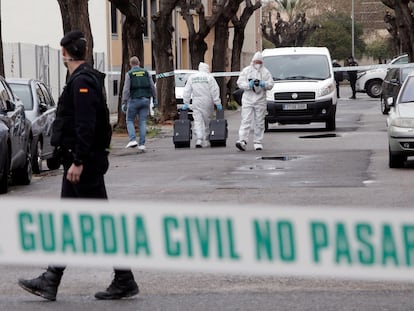 Agentes de la Guardia Civil trabajan en el lugar del suceso en la localidad valenciana de Massamagrell, este lunes.