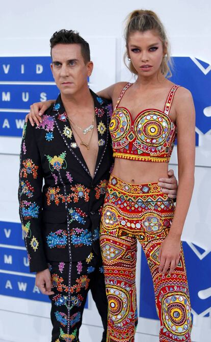 La model de Victoria's Secret Stella Maxwell amb el dissenyador de moda Jeremy Scott. Pocs van poder competir amb ells en estampats psicodèlics.