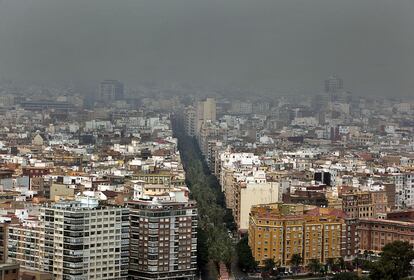 La nube de humo y ceniza, el domingo sobre la ciudad de Valencia.