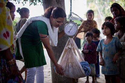 Es un invento tan simple que lo hemos visto toda la vida en cualquier tienda de comestibles: una báscula. Que sea portátil y se pueda colgar en cualquier lado (por ejemplo en una rama de un árbol, tal y como se ve en esta imagen tomada en Agra, India), la hace especialmente útil en contextos complicados. Controlar el peso de los niños en sus distintas etapas de desarrollo es fundamental para saber si tienen alguna necesidad nutricional no cubierta y, junto a la cinta braquial para medir el perímetro del brazo, es una de las grandes aliadas a la hora de hacer revisiones de salud a los más pequeños.