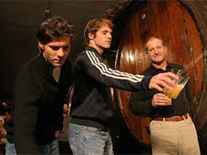 Mikel y Xabi Alonso estrenan la temporada de sidrerías