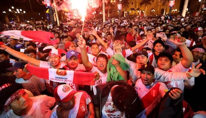 Miles de hinchas festejan en Lima la clasificaci&oacute;n de su pa&iacute;s al Mundial de Rusia 2018.