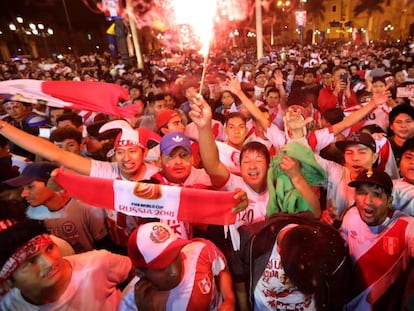Miles de hinchas festejan en Lima la clasificaci&oacute;n de su pa&iacute;s al Mundial de Rusia 2018.