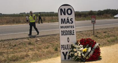 Una pancarta y una corona de flores del Ayuntamiento en el kilómetro 565 de la N-IV.