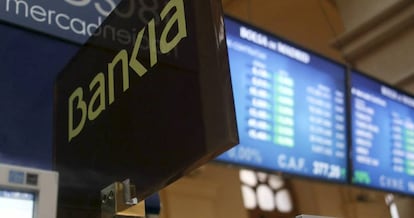 Paneles informativos en la Bolsa de Madrid que muestran la cotizaci&oacute;n de los principales valores del IBEX 35. 