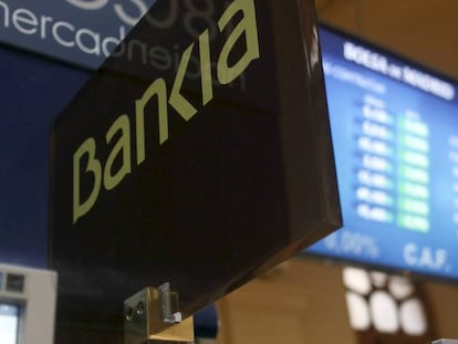 Paneles informativos en la Bolsa de Madrid que muestran la cotizaci&oacute;n de los principales valores del IBEX 35. 