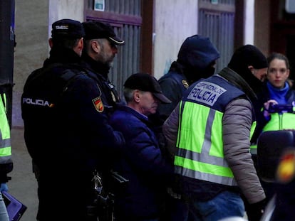 Varios agentes conducen detenido a Pompeyo González,  el pasado 25 de enero en Miranda de Ebro (Burgos).