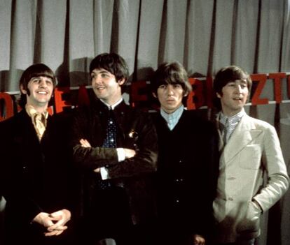 Pues sí, los Beatles también hicieron cosas mal. Al principio de su carrera, en 1964, alguien tuvo la brillante idea de sugerirles que interpretaran sus temas en alemán. El resultado fue el single 'Komm, gib mir deine Hand' / 'Sie liebt dich' o, lo que es lo mismo, sendas versiones de 'I Wanna Hold Your Hand' y 'She Loves You (yeah yeah yeah)'. Las hermosas melodías de la banda acaban sepultadas en un océano de consonantes hasta convertirse en irreconocibles. Quien dijo que en su canción 'Revolution 9' solo había ruido es porque no ha escuchado este desastre.