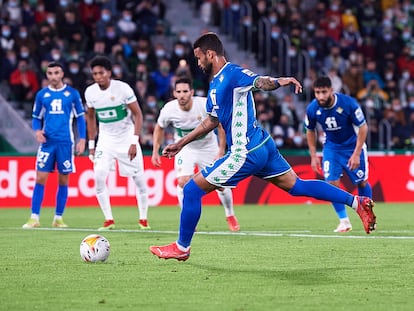 Willian José marca de penalti el segundo gol del Betis ante el Elche.