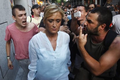 La delegada del gobierno, Cristina Cifuentes, increpada por los manifestantes en plena calle.