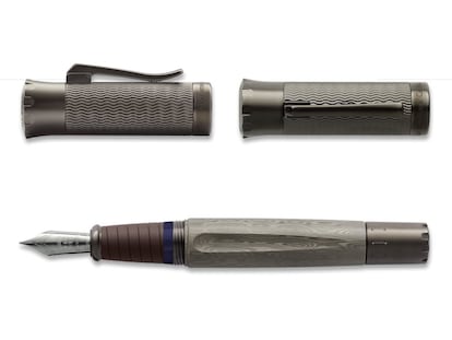 Graf von Faber-Castell ha presentado su pluma del año, una estilográfica fabricada con materiales especialmente exquisitos. Como las ediciones limitadas de cada año, cada pluma narra épocas cuyas acciones han tenido una influencia decisiva en el desarrollo de la humanidad. Esta edición ensalza la Edad Media, por lo que el cuerpo de la estilográfica está hecho de acero de Damasco, recordando que la pluma vence a la espada. Además, cuenta con un plumín de oro de 18 quilates hecho a mano. En edición limitada a 375 unidades. Precio: 4.800 euros.