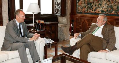 El presidente valenciano, Alberto Fabra, a la izquierda, con el secretario de Estado, Antonio Beteta, en el Palau de la Generalitat.