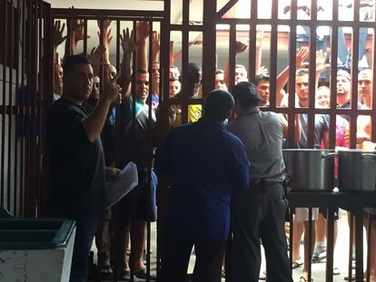 Cubanos detenidos en el Centro de Aprehensión de Extranjeros de la Policía de Migración costarricense.