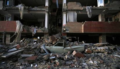 Destrozos causados en un edificio tras el terremoto en Sarpol-e Zahab (Irán).