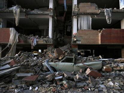 Destrozos causados en un edificio tras el terremoto en Sarpol-e Zahab (Irán).