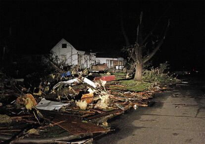 Varias inmuebles destrozados tras el paso del tornado por el municipio de Joplin.