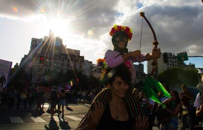 Una mujer y su hija participan en la manifestación del Día Internacional de la Mujer, el 8 de marzo de 2019, en Buenos Aires (Argentina).