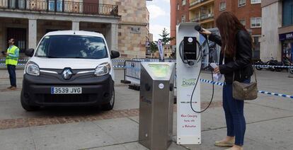 Imagen de un punto de recarga de vehículos eléctricos. 