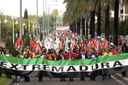 Miles de personas se han manifestado hoy por las calles de Mérida contra el paro y los recortes para impedir que "Extremadura se hunda".