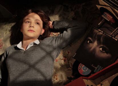 Carey Mulligan, protagonista de <b><i>An education</b></i>, escucha un disco de Juliette Gréco en un fotograma de la película.