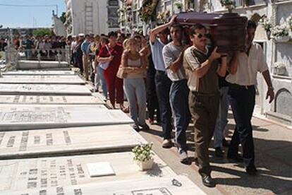 Familiares y amigos de una de las víctimas del accidente de Puerto Real, ayer, en el cementerio de San Fernando (Cádiz).