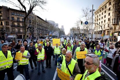 Miembros del colectivo "Iaioflautas" en el paseo de Gràcia de Barcelona.