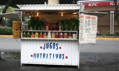 Un puesto de jugos (zumos), en una calle de la Ciudad de México.