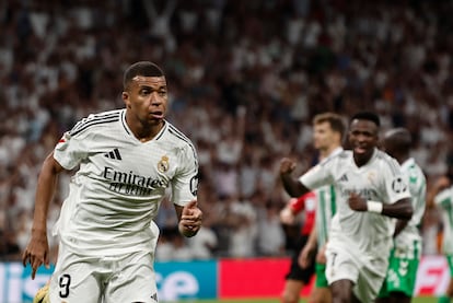 Kylian Mbappé celebra el primer gol ante el Betis, este domingo en el estadio Santiago Bernabéu. 
