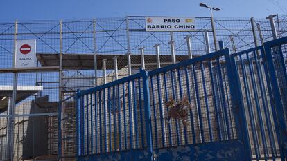 Entrada al barrio chino de Melilla, esta semana, donde un ramo de flores recuerda la tragedia ocurrida hace un año.