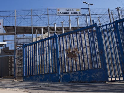 Entrada al barrio chino de Melilla, esta semana, donde un ramo de flores recuerda la tragedia ocurrida hace un año.