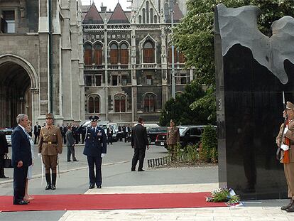 El presidente Bush y su esposa, Laura, ante el monumento que conmemora la revolución de 1956 frente al Parlamento húngaro.