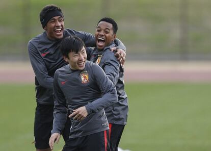 El que se fue del Madrid porque quería ser el mejor futbolista del mundo, juega ahora en el Guangzhou, chino. En la foto, Robinho bromea con Paulinho y Zheng Long durante uno de los entrenamientos en Yokohama.