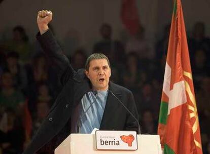 El líder de Batasuna, Arnaldo Otegi, durante la presentación en Pamplona de Euskal Herria Berria.