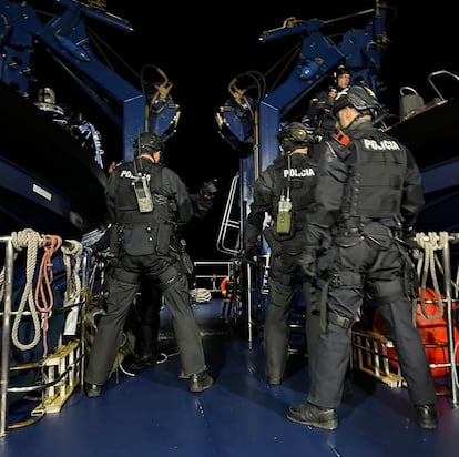 El equipo de los GEO, listo para ir al abordaje del 'Sea Paradise'. Foto cedida por la policía.