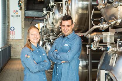 Irene Pascual y Juan Jiménez son los jóvenes maestros cerveceros al frente de la investigación en Factoría Cruzcampo.