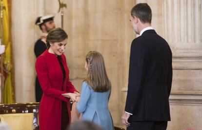 La reina Letizia saluda a su hija Leonor después de que el rey Felipe VI le haya impuesto el Collar del Toisón de Oro.