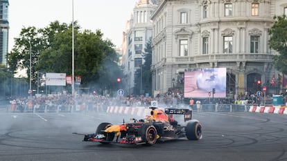 El piloto de F1 Checo Pérez recorre el centro de Madrid en una exhibición de julio de 2023.