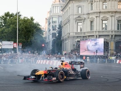 El piloto de F1 Checo Pérez recorre el centro de Madrid en una exhibición de julio de 2023.