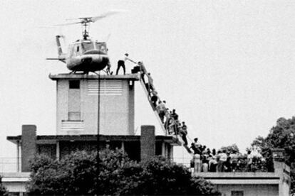Evacuación de estadounidenses desde un edificio del centro de Saigón, el 29 de abril de 1975.