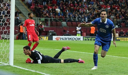 Kalinic celebra su gol al Sevilla.